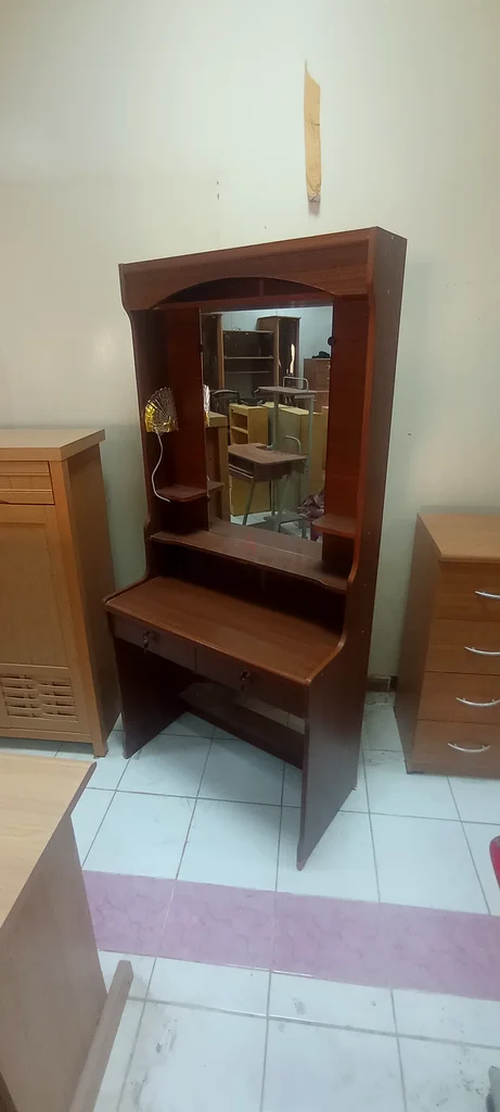 طاولة تجميل خشبية أنيقة مع مرآة632198255863051126