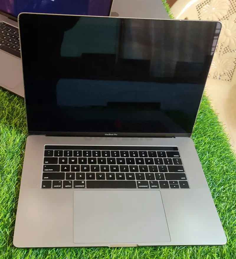 Macbook pro 1990 16GB 512GB63256077272579112