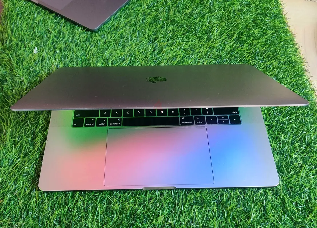 Macbook pro 1990 16GB 512GB63256077272579111