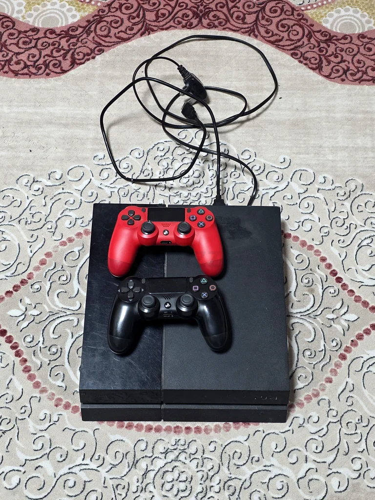 بلاي ستيشن 4 بحالة جيدة مع جهازي تحكم + لعبة جي تي إيه 5632296875398421117