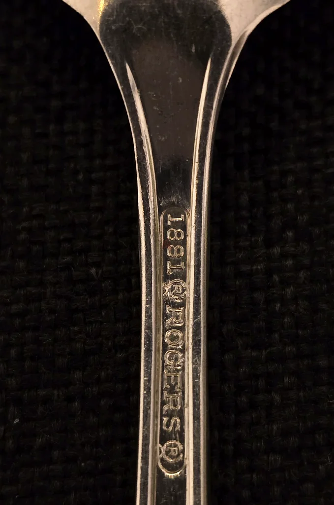 Vintage 1881 Rogers Oneida Cutlery Set For 8 Persons63215872776707112