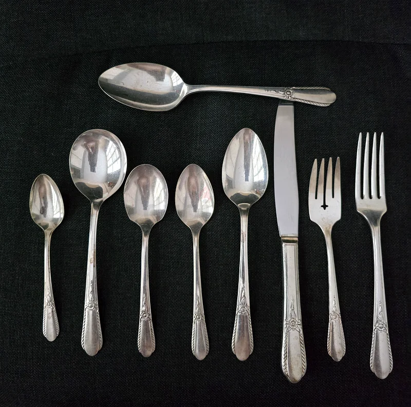 Vintage Oneida Silver Plated Cutlery Set for 663215872785794112