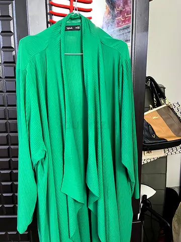 Stunning Green Layered Cardigan - Perfect for Any Occasion!