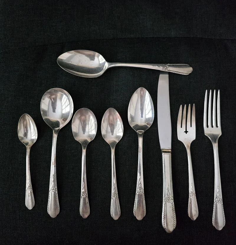 Vintage Oneida Silver Plated Cutlery Set for 663215872785794113