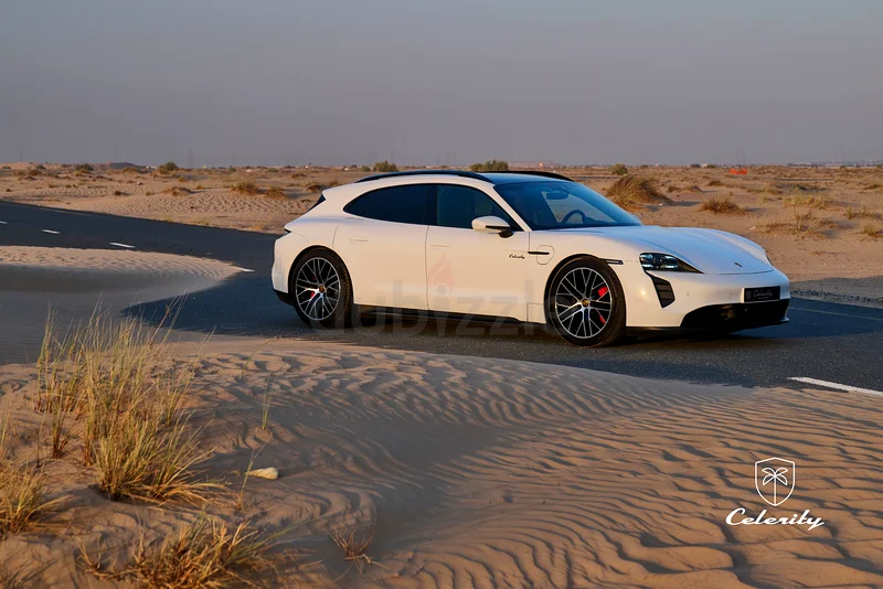 بورشه تايكان GTS سبورت توريسمو باللون الأبيض، طراز 2023، سيليرتي63225697777155114