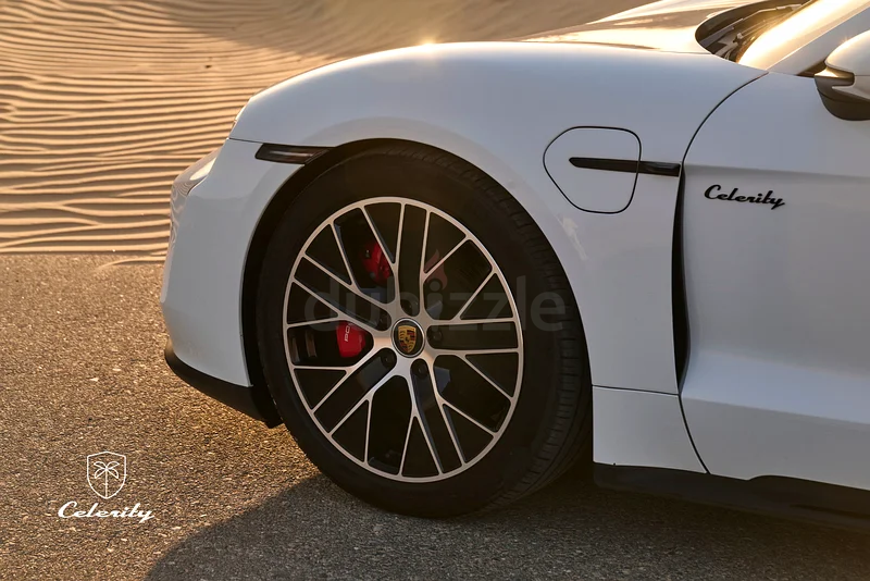 بورشه تايكان GTS سبورت توريسمو باللون الأبيض، طراز 2023، سيليرتي63225697777155113
