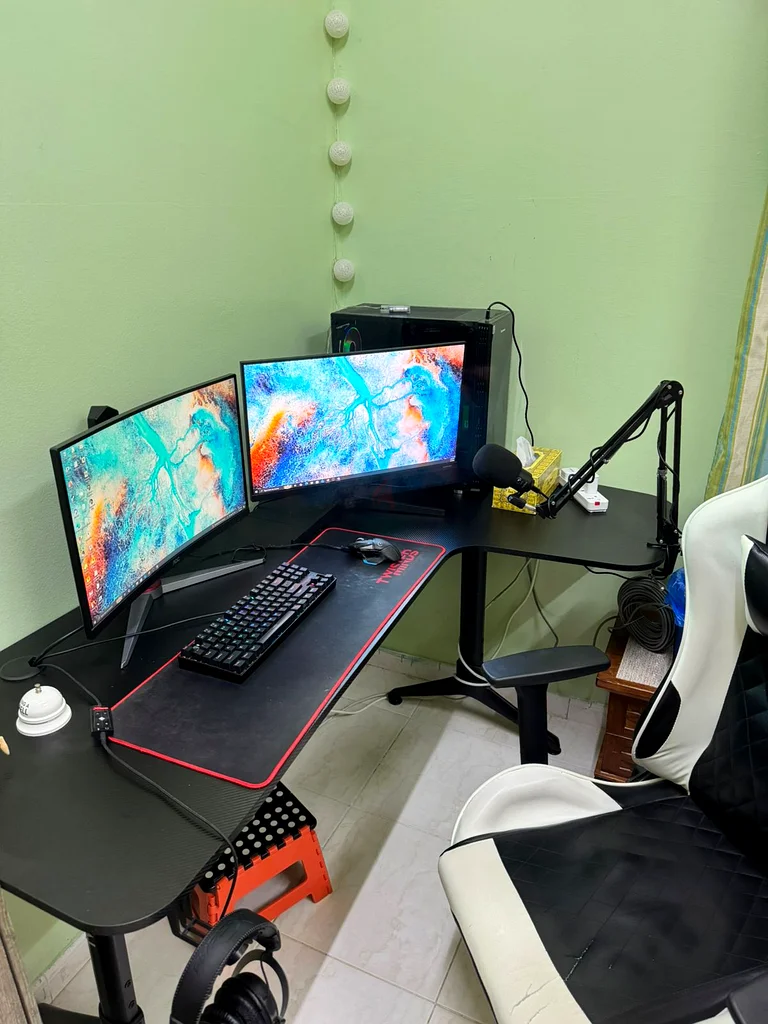 Complete set (two screens, PC, table, and chair)63167118344194113