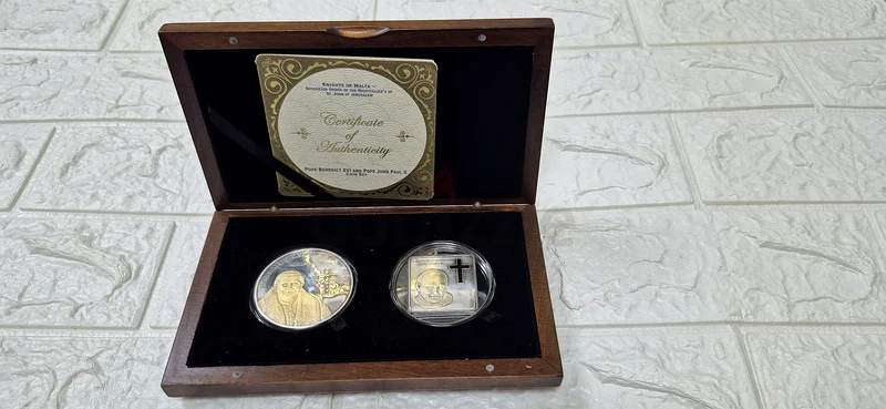 Rare Commemorative Coin with Cross Design63208390122883111