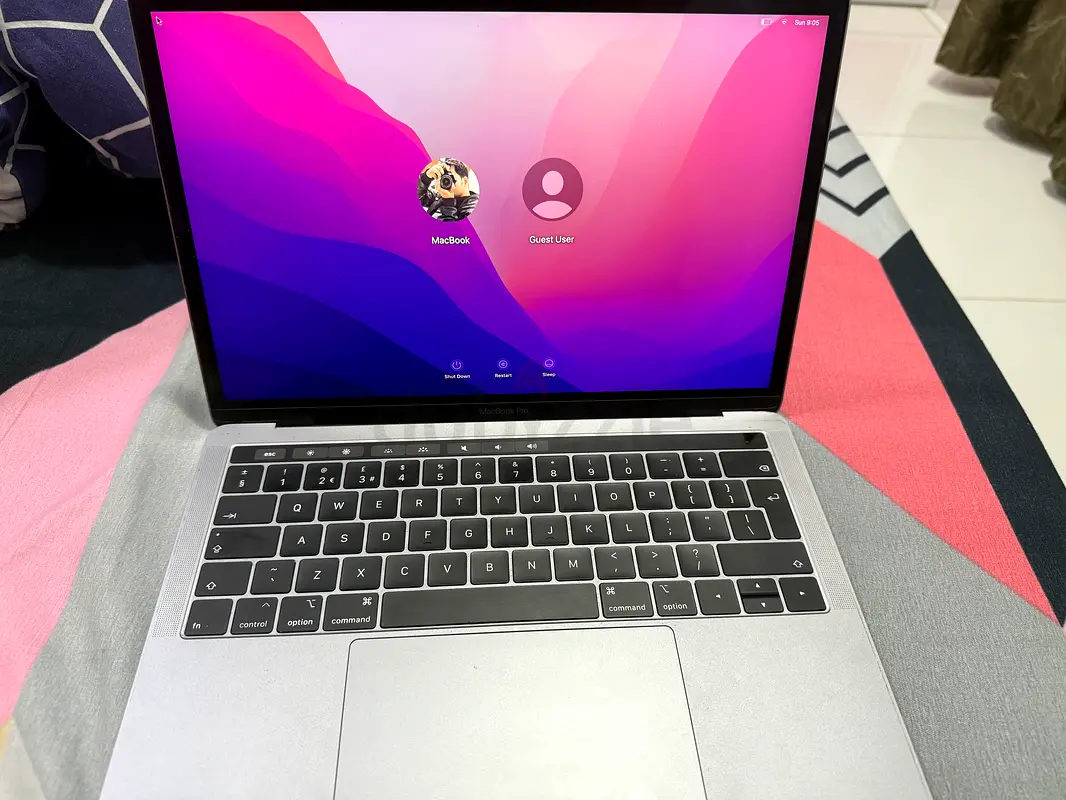 Macbook pro 8GB 256 GB63254488703106112