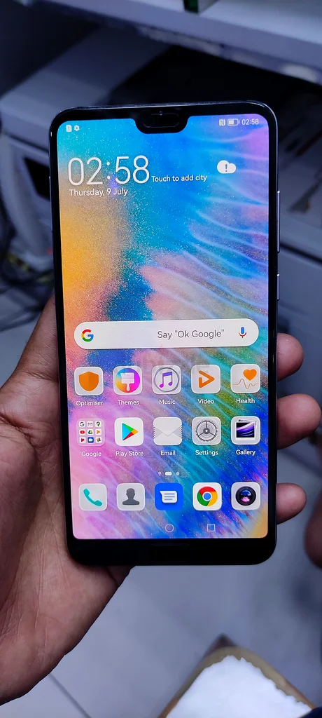 Sleek Huawei mobile phone with stunning gradient design!63183248289666112