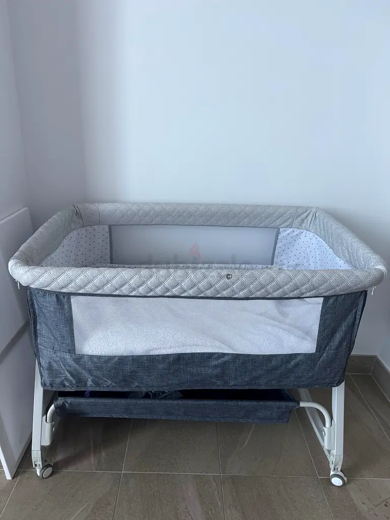Baby basinet on wheels