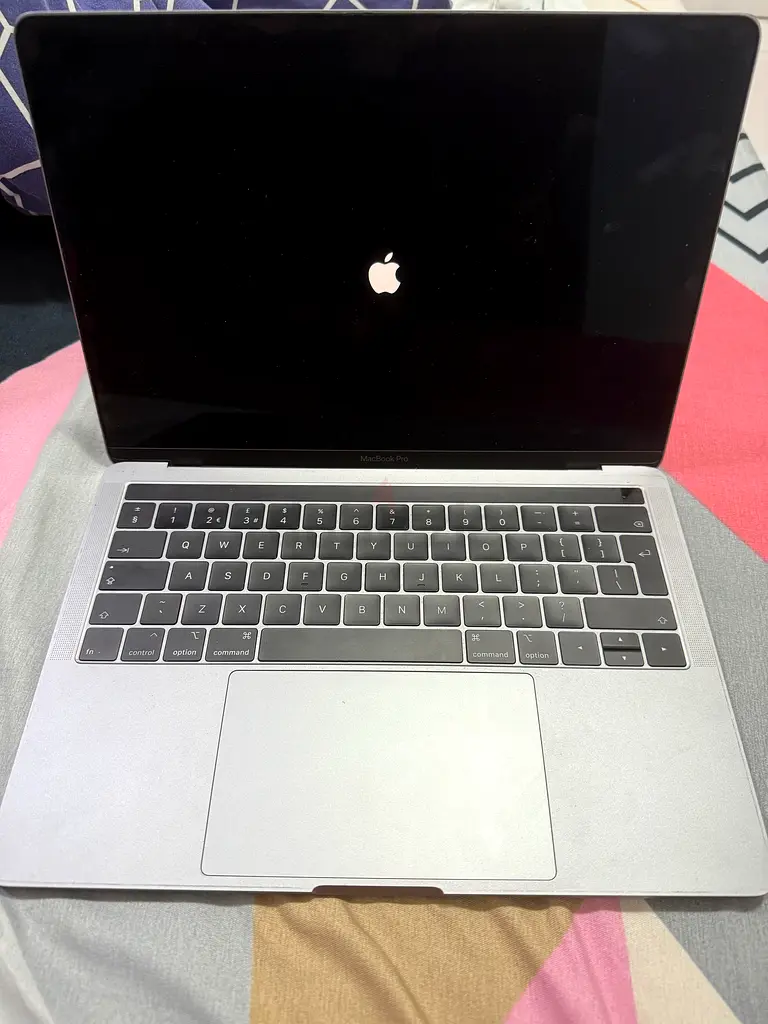 Macbook pro 8GB 256 GB63254488703106114