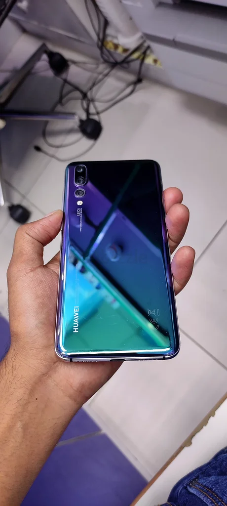 Sleek Huawei mobile phone with stunning gradient design!63183248289666111