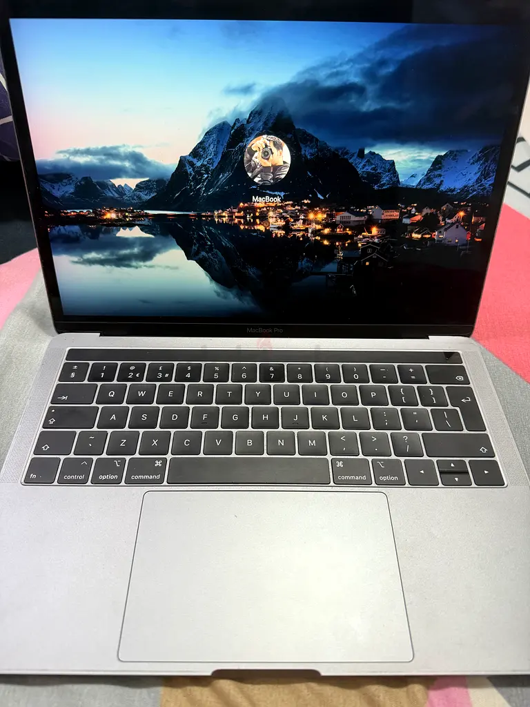 Macbook pro 8GB 256 GB63254488703106111