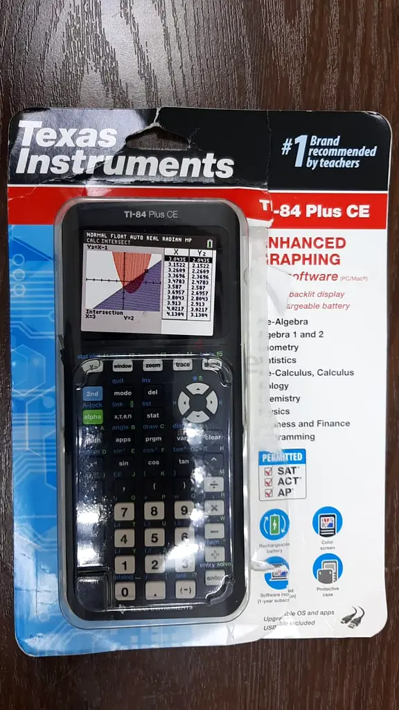 آلة حاسبة تكساس إنسترومينتس TI-84 Plus CE باللون الأسود