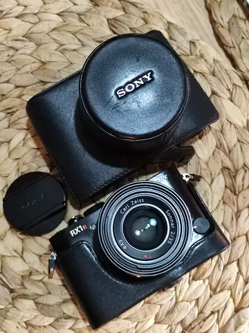 Sony RX1R - Compact Camera with Zeiss Lens