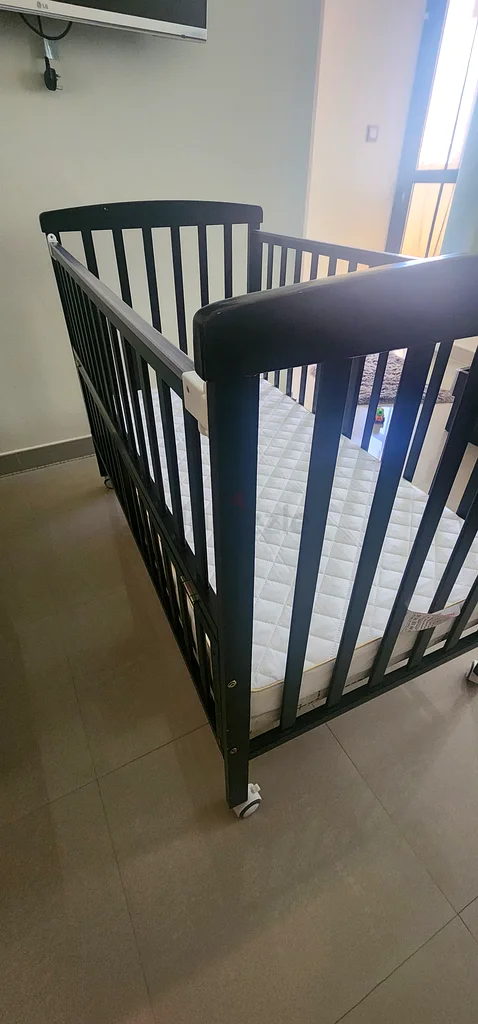 Stylish and Comfortable Black Crib with mattress for Your Little One63175287621505111