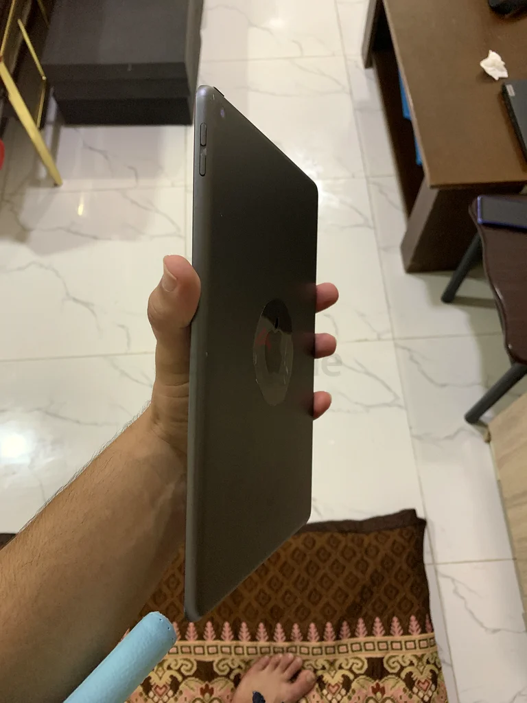 آبل آيباد الجيل الثامن بأحدث إصدار من نظام التشغيل آي أو إس، سعة 32 جيجابايت، حالة 10 من 10. نظيف ومرتب63214896536321114