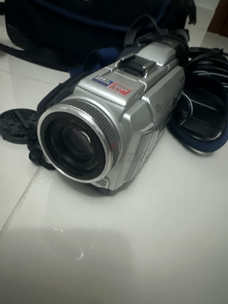 Sony Digital Handycam DCR-TRV40E (Vintage) + Camera bag63234125740931112