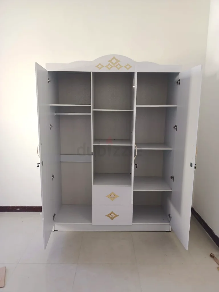 Elegant 3-Door Wardrobe with Mirror and Gold Accents63216828655747111