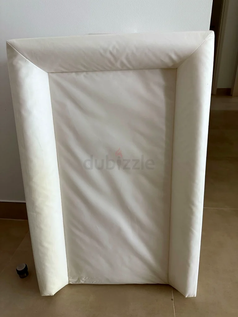 طاولة تغيير الحفاضات وحوض استحمام الأطفال معاً63203702985473111