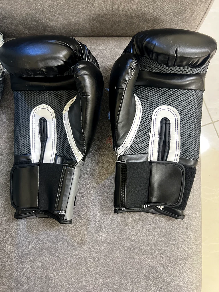 Get Ready to Rumble with Everlast Boxing Gloves!63241655534465113