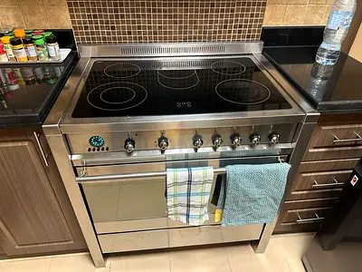 Smeg 5 Ceramic Hubs Electric Cooker 90cm