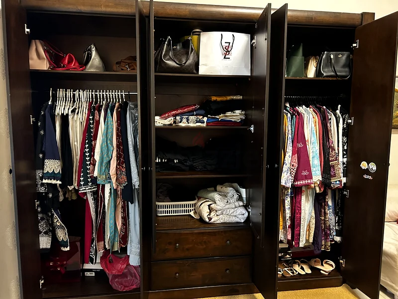 Elegant Wooden Wardrobe with Mirror - Perfect for Your Bedroom!63218813261314113