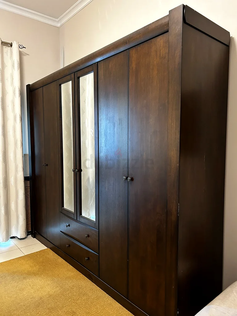 Elegant Wooden Wardrobe with Mirror - Perfect for Your Bedroom!63218813261314111