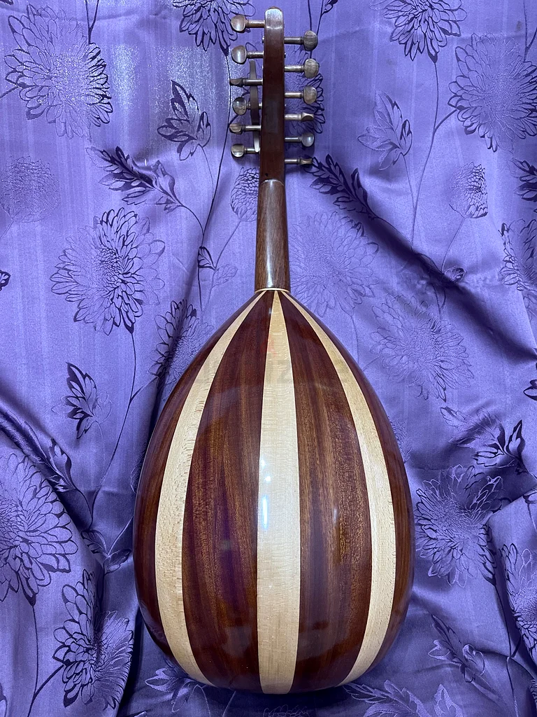There is a new Bahraini oud delivery with the case and two reeds, excellent.63227278869507112