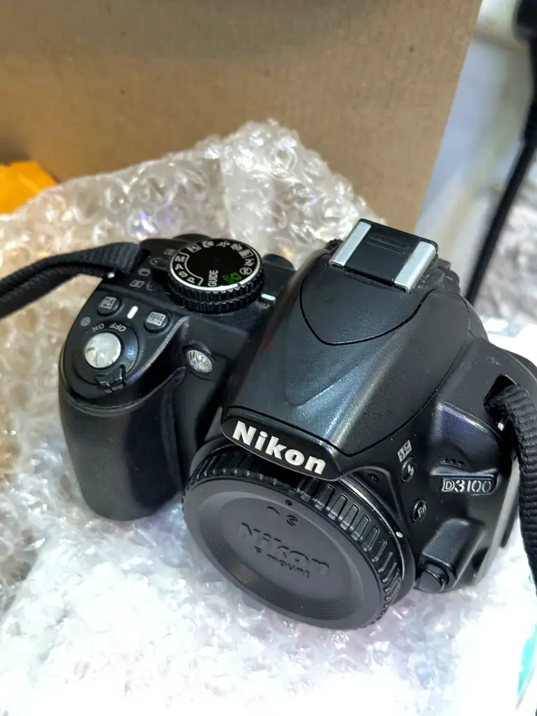 Cámara réflex digital Nikon D3100 + objetivos 18-55 mm y 55-200 mm – Excelente estado, con cajas originales