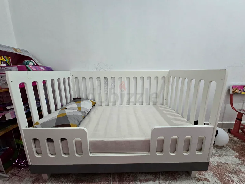 سرير أطفال حديث للبيع - أنيق وآمن!63175287726081113