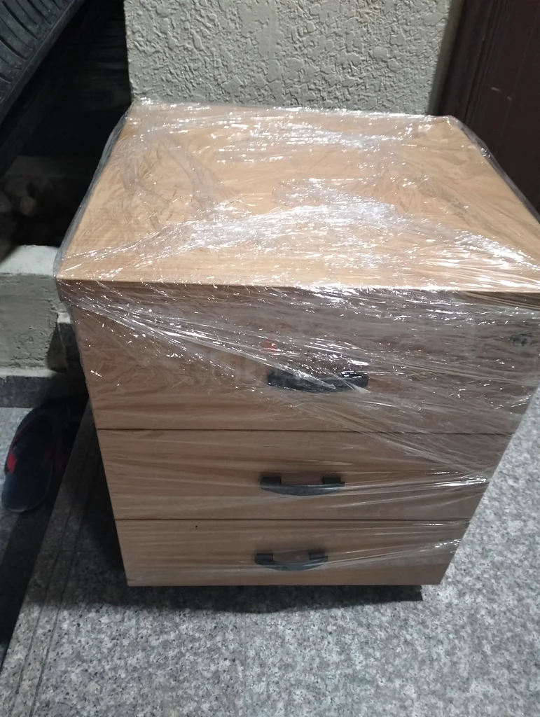 طاولة سرير بسيطة وعصرية للبيع!63181297649026111