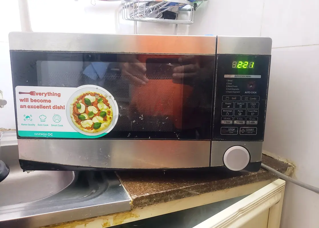 Efficient Microwave Oven for Quick Meals!