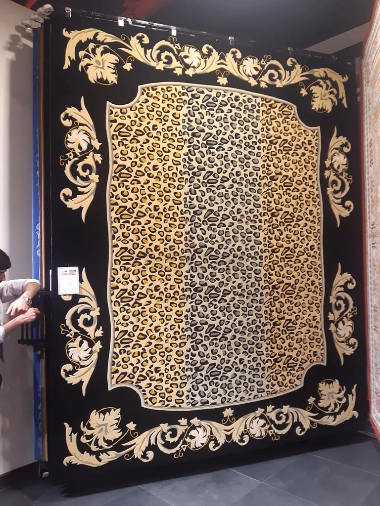 سجادة أنيقة سوداء وذهبية بطبعة الحيوانات - مثالية لمنزلك!632203188820511129