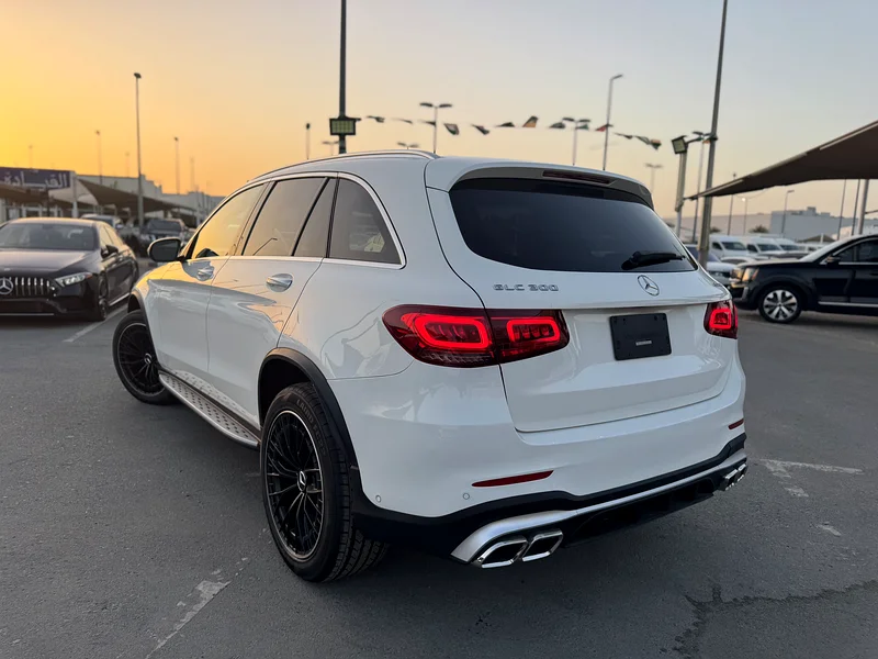 Mercedes GLC300 4MATIC - Clean title - Excellent condition63158801466115113