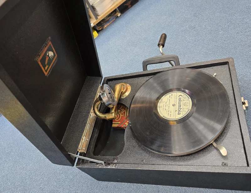 GRAMOPHONE نادرة حقيبة سوداء كلاسيكية معروضة للبيع.منتج حصري للمجموعة (غير قابل للعمل)62931672914305112