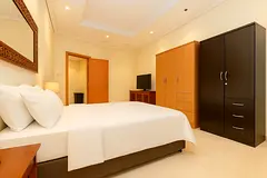 Large Room with stunning sea views in marina / Next to Tram