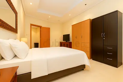 Large Room with stunning sea views in marina / Next to Tram