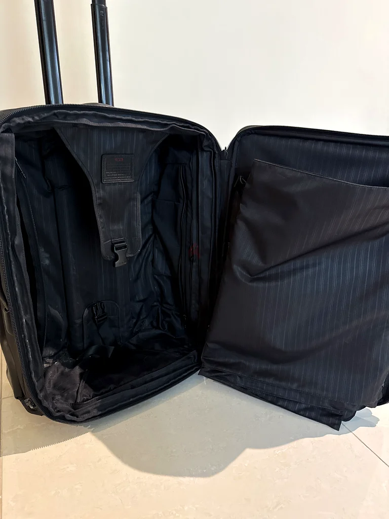 حقيبة سفر سوداء من TUMI مع عجلات  
حقيبة كاري63233643671682113