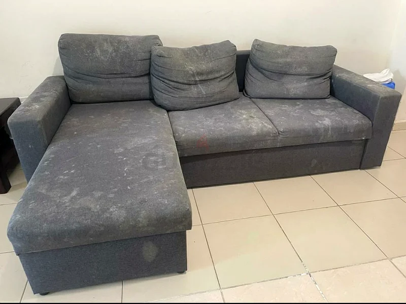 نقوم بتنظيف الأرائك بعمق باستخدام الشامبو لإزالة جميع البقع.63438873056385114
