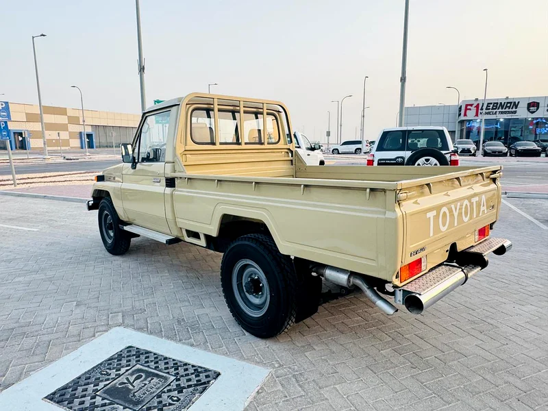 Toyota Land Cruiser SUV 1993 model, brand new63157883968898114