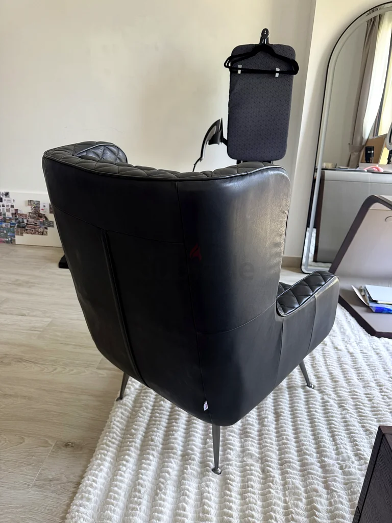 Black Chair62863820305026112