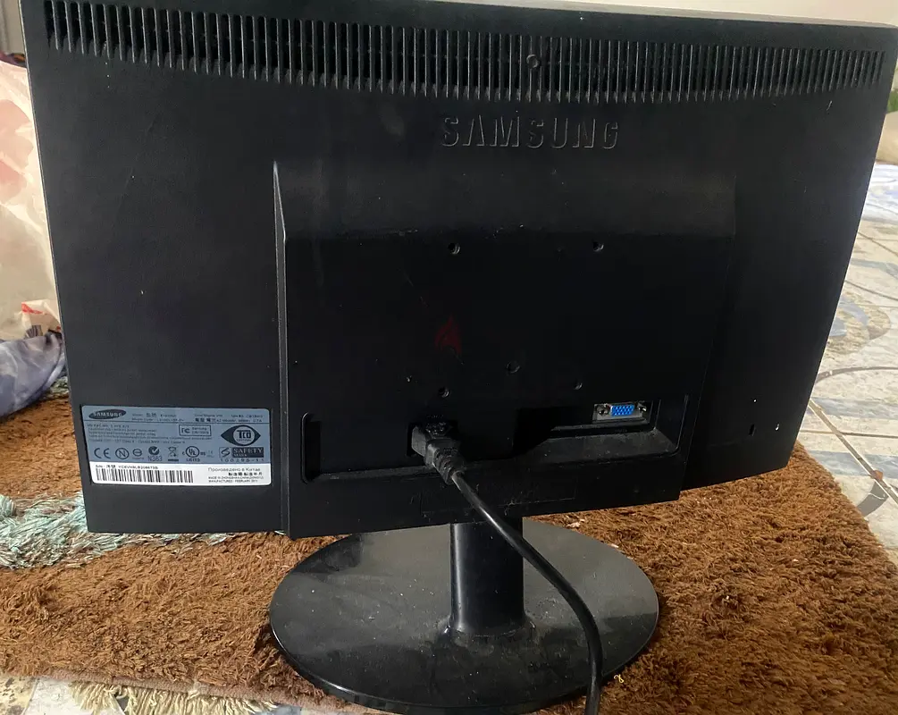 Samsung 17 to 18 inch LED Monitor