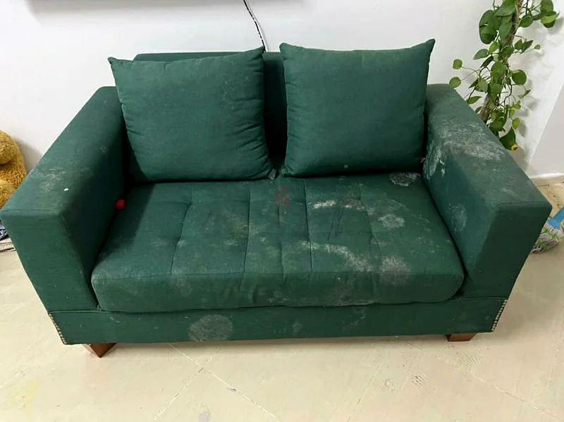 نقوم بتنظيف الأرائك بعمق باستخدام الشامبو لإزالة جميع البقع.63438873056385112