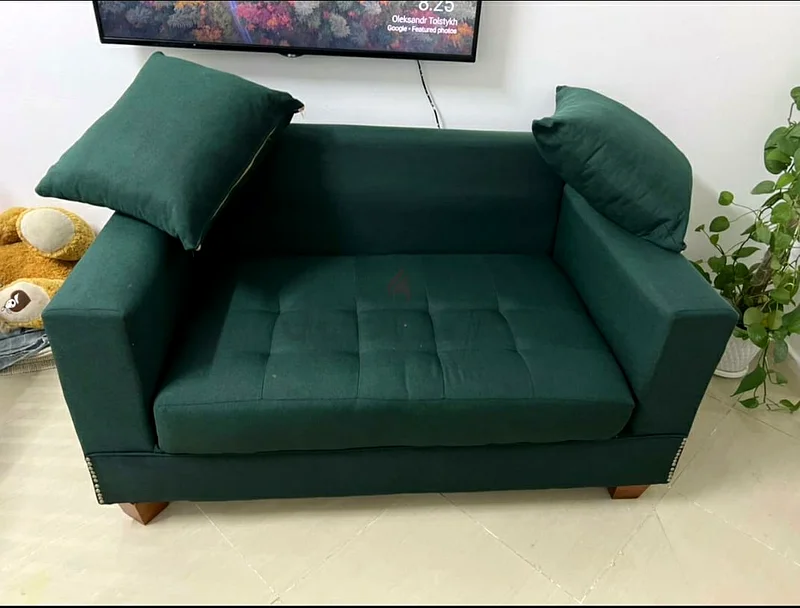 نقوم بتنظيف الأرائك بعمق باستخدام الشامبو لإزالة جميع البقع.63438873056385113