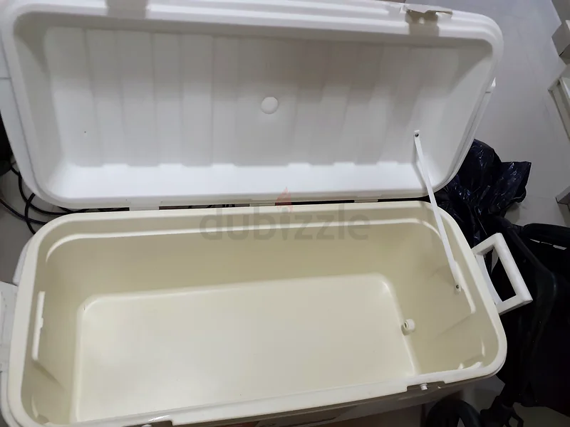 Spacious and Durable Cool Box for Outdoor Adventures63247758599809111