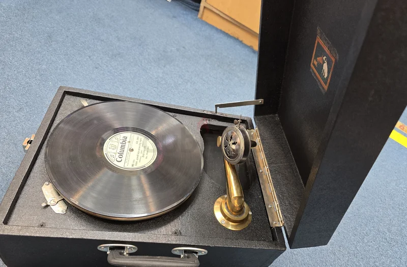 GRAMOPHONE نادرة حقيبة سوداء كلاسيكية معروضة للبيع.منتج حصري للمجموعة (غير قابل للعمل)62931672914305113