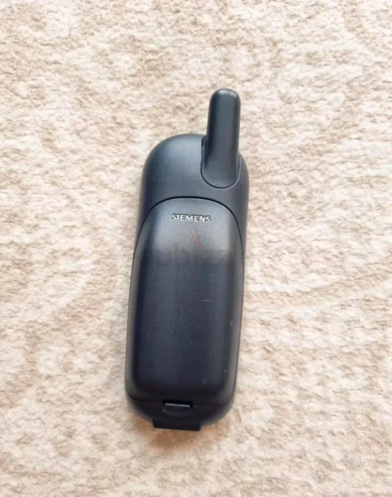 Classic Retro Mobile Phone - Nostalgia in Your Hand!63214898749187113