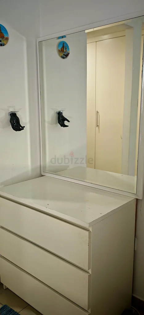 أيكيا تشيستر مع مرآة63187691328130111
